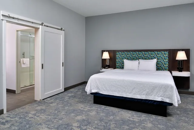 جناح بسرير كينج بشرفة لذوي الإعاقة، Hampton Inn Cedar Falls Downtown Ia 1/4