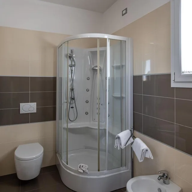 Room, Double or Twin Bed, Partial Sea View, Separate Building، HOTEL MONDIAL 6/9