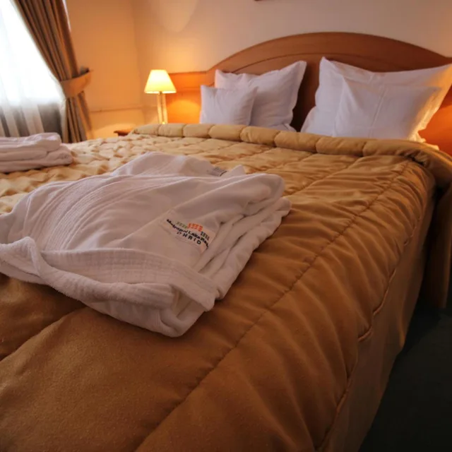 غرفة بسرير مزدوج أو سريرين منفصلين بإطلالة على البحيرة بشرفة، Metropol Hotel 2/10