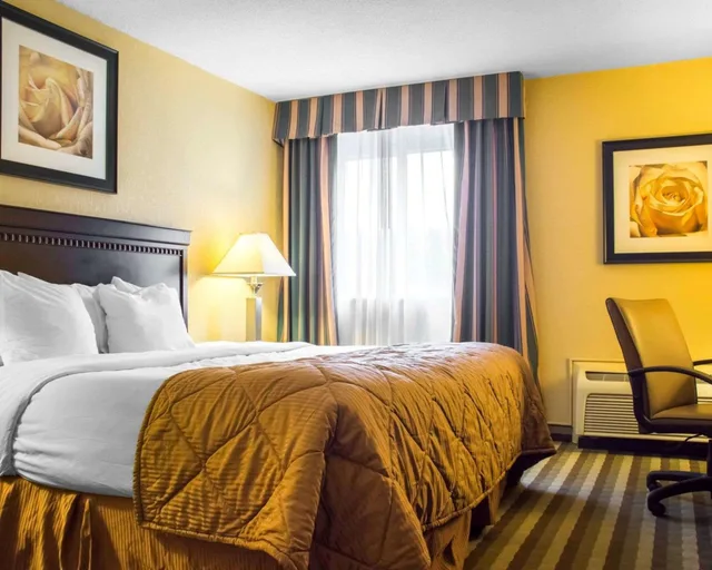 غرفة قياسية بسرير كينج مع أريكة، Quality Inn & Suites Syracuse Fairgrounds 10/10