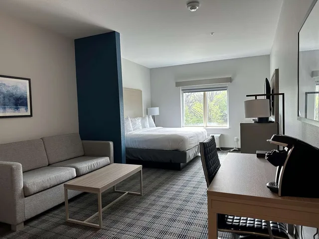 جناح بسرير كينج مع أريكة بحوض استحمام لذوي الإعاقة، Best Western Plus Chandler 2/2