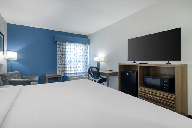غرفة بسرير كينج بحوض استحمام لذوي الإعاقة، Best Western Fishers Indianapolis Area 2/6