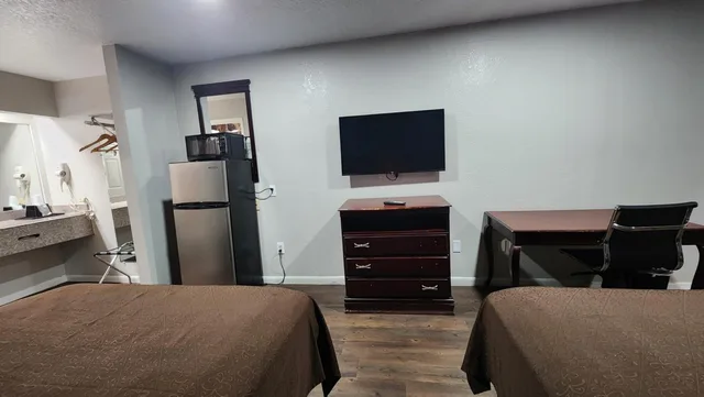 Room, 2 Queen Beds, Express Inn Hobby Airport 4/9