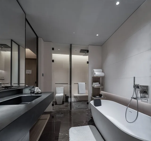 غرفة كلاسيكية بسرير كينج بإطلالة على البحر بشرفة مع دخول صالة النادي، Intercontinental Hotels Shenzhen Dameisha Resort 5/6