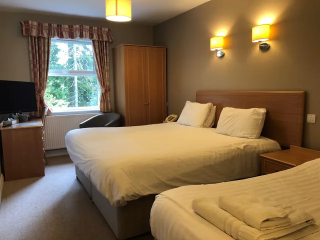 غرفة عائلية بسرير مزدوج وسرير فردي لذوي الإعاقة، Windermere Manor 2/7