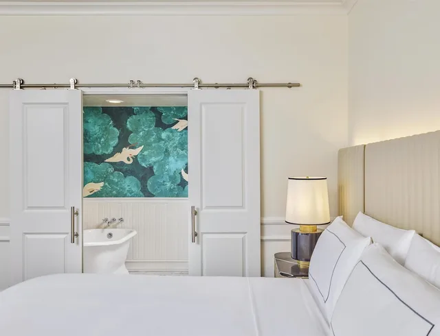 جناح سيغنتشر بسرير كينج بشرفة، Cameo Beverly Hills, LXR Hotels & Resorts 1/4