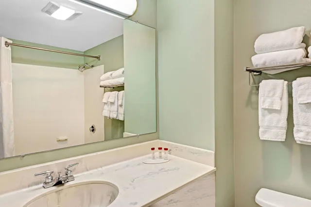 غرفة بسرير كينج، Ramada by Wyndham Saco/Old Orchard Beach Area 3/3
