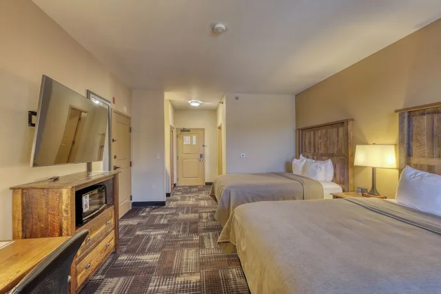 Walkout, Superior, 2 Queen Beds، The Lodge At Deadwood Gaming Resort 1/3