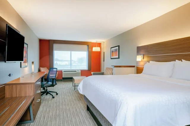 جناح بسرير كينج مع أريكة، Holiday Inn Express Hotel & Suites Tappahannock 1/2
