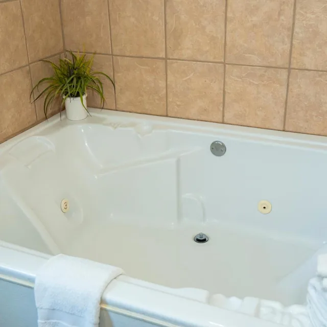 جناح بسرير كينج بجاكوزي، New Victorian Inn York 7/8