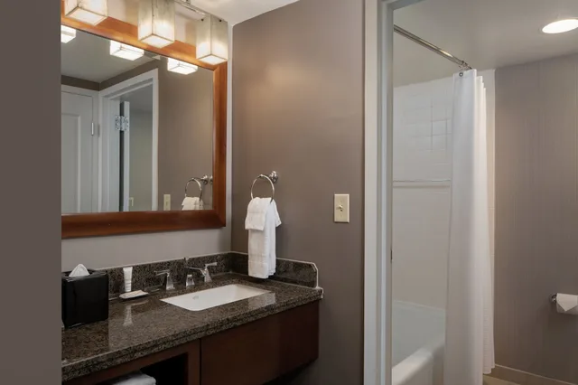 غرفة ركنية بسرير كينج بشرفة، Falls Church Marriott Fairview Park 3/4