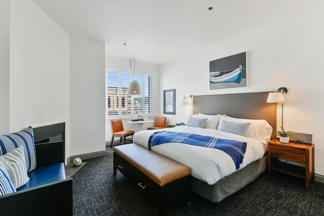 غرفة أساسية بسرير كينج، Waters Edge Hotel 1/3