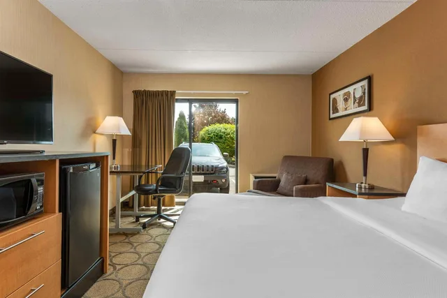 غرفة ديلوكس بسرير كينج في الطابق الأرضي، Comfort Inn Baie-Comeau 6/9