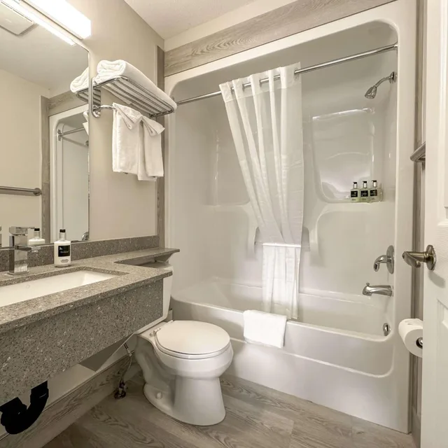 Coast, King Bed, Queen Bed, Kitchenette، Coast Osoyoos Beach Hotel 5/6