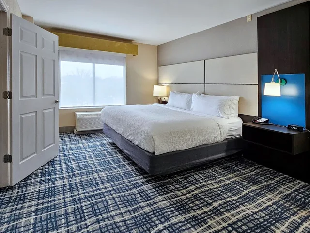 جناح بسرير كينج مع أريكة بمنطقة جلوس، Holliday Inn Belcamp Aberdeen Area Ex Wingate By Wyndham Aberdeen Edgewood 3/7