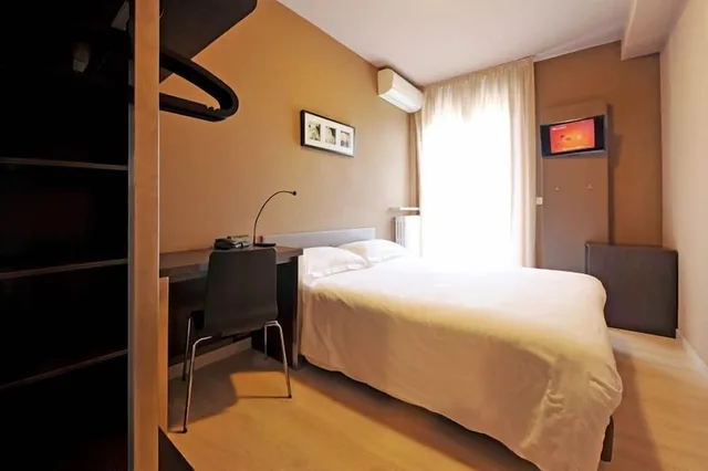غرفة مفردة بسرير مزدوج، M14 Hotel 2/3