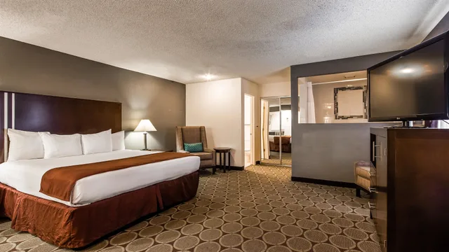 جناح بسرير كينج مع أريكة بمطبخ، Best Western Pahrump Oasis 1/6
