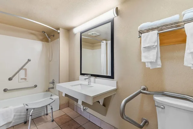 غرفة بسرير كينج لذوي الإعاقة، Super 8 by Wyndham Acworth/Atlanta Area GA 9/10