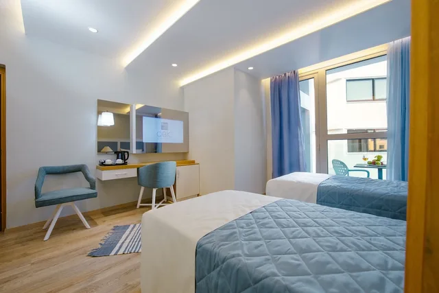 غرفة ديلوكس بسريرين منفصلين بشرفة، Qbic City Hotel 1/3