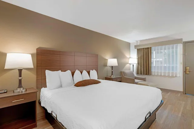 غرفة بسرير كينج مع أريكة لذوي الإعاقة، Best Western Green Bay Inn Conference Center 2/3