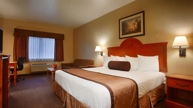 غرفة بسرير كينج مع أريكة، Best Western Plus Graham Inn 1/2