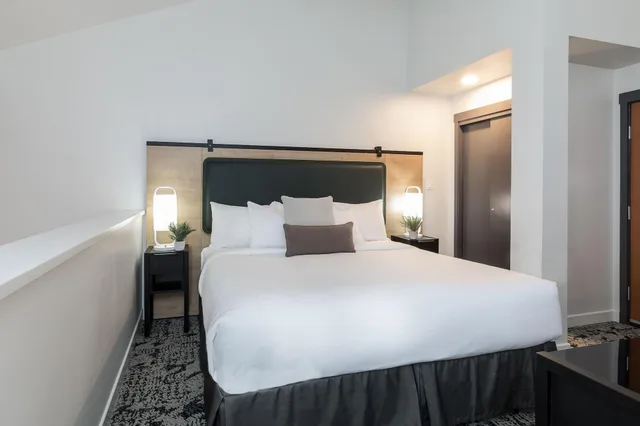 1 Bedroom, Loft, Suite، Crystal Lodge Hotel Whistler 2/3