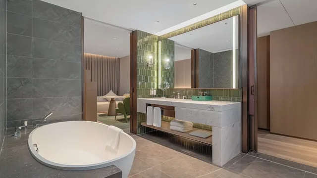 Signature, Suite, King Bed, Holiday Inn Wenzhou Airport by IHG 2/2