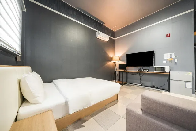 جناح جونيور، Malu Hotel 3/10