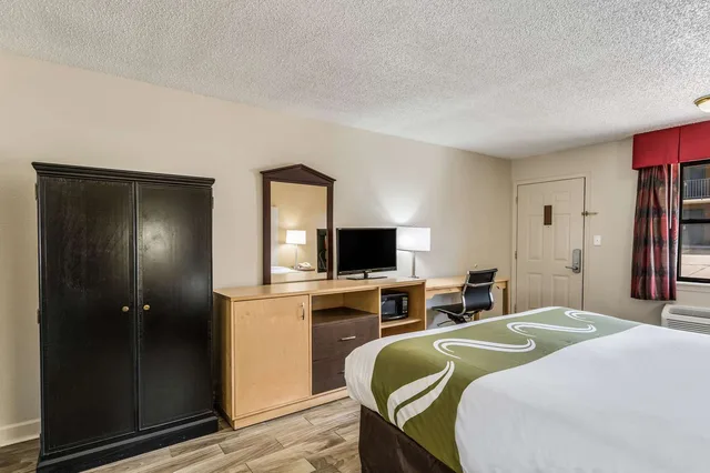 Room, King Bed, Accessible, Quality Inn and Suites Hot Springs Lake Hamilton 3/4