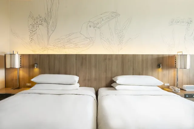 غرفة ديلوكس بسريرين منفصلين بإطلالة على الشاطئ، Renaissance Okinawa Resort 1/5