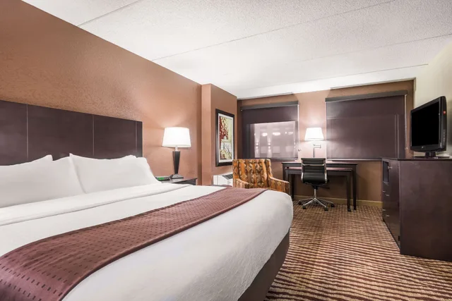Standard, King Bed, Atrium View، Holiday Inn Manitowoc 1/2