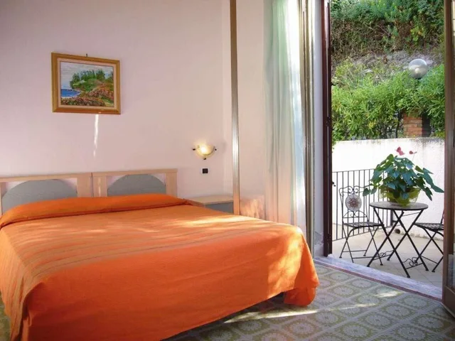 غرفة كلاسيكية بسرير مزدوج أو سريرين منفصلين بإطلالة على الحديقة بشرفة، Jonic Hotel Mazzaro' 2/5