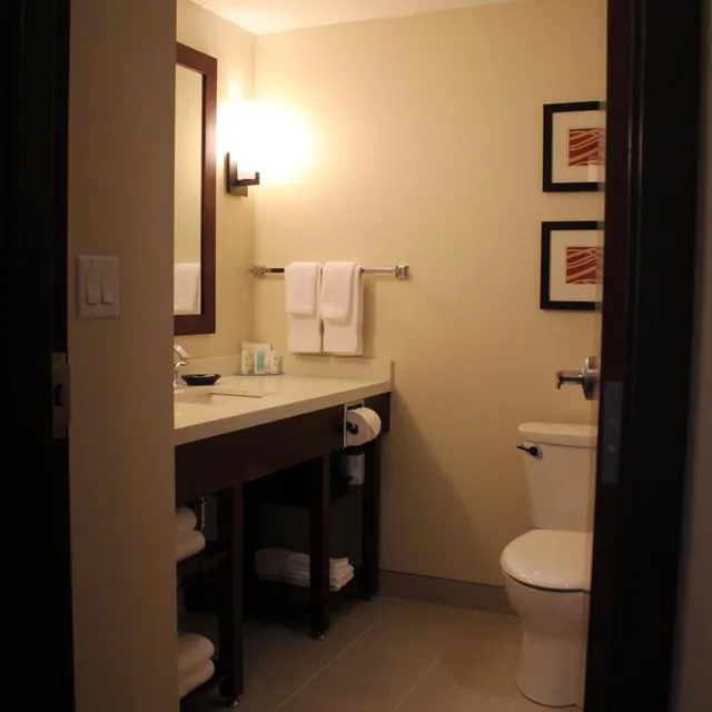 غرفة بسرير كينج وسريرين كوين، Comfort Inn & Suites Edmonton International Airport 6/8