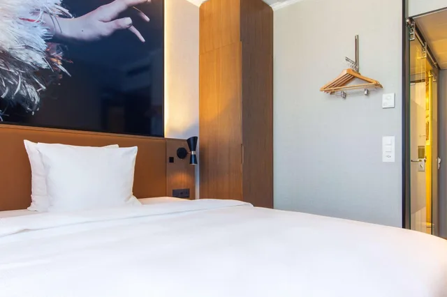 غرفة بسرير كوين، RADISSON BLU HOTEL BASEL 3/6