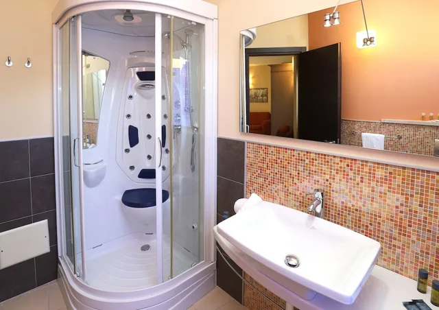 جناح جونيور بسرير كوين، Janus Hotel 3/3