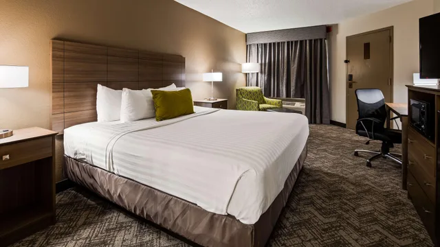 غرفة ثلاثية بسرير كينج، Best Western Center Inn 3/9