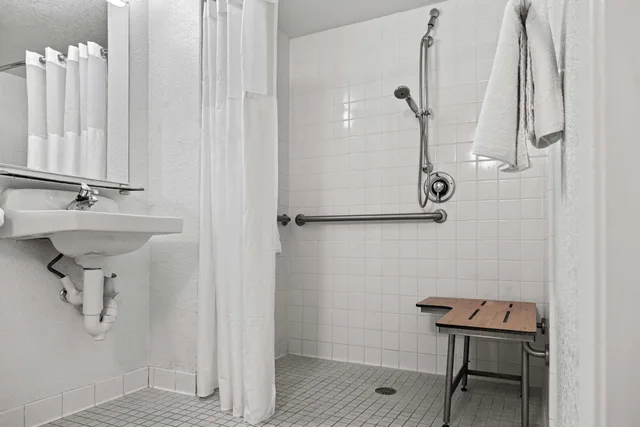 1 Queen Bed - ADA/RI Shower/Micfridge، Motel6 San Luis Obispo, CA - South 9/10