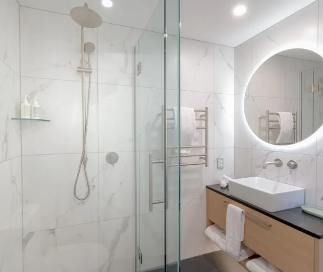 3 Bedrooms, Lake Side، Avani Queenstown Hotel 8/10