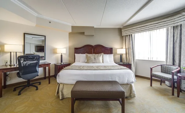 جناح بسرير كينج بحوض جاكوزي، Monte Carlo Inns And Suites Downtown Markham 2/6