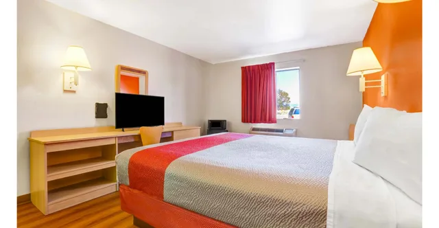 1 King Bed - Non-Smoking, Micfridge، Motel6 Espanola, NM 3/7
