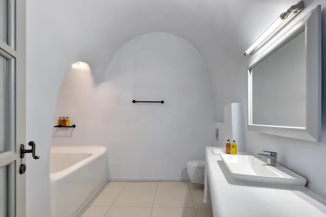 Deluxe Cave Suite Private Pool Caldera View، Grand Ambassador Santorini Hotel 4/4