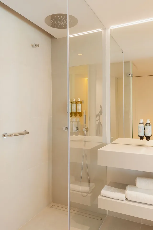 Double De Luxe with City View for Single Use، Lumen Hotel and The Lisbon Light Show 3/3