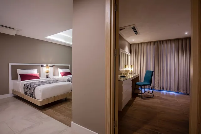 غرفة عائلية رباعية بسرير مزدوج وسريرين منفصلين بغرفتي نوم، Woovo Phuket Patong 3/8