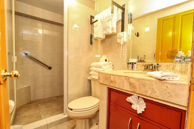غرفة جونيور بسرير كينج وسريرين مزدوجين بإطلالة على المدينة بشرفة، La Casona de Don Lucas 7/8