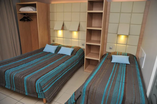 غرفة ثلاثية، INTERHOTEL ESPACE CITE 10/10