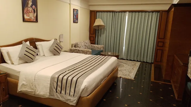 غرفة ديلوكس بسرير كينج، EMPIRES HOTEL 2/3