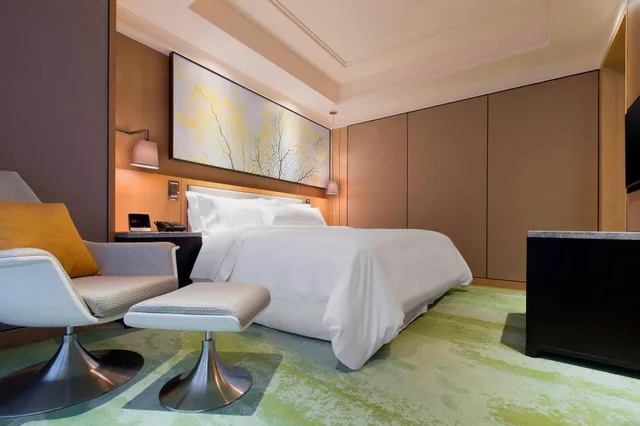 غرفة بسرير كينج بإطلالة على المدينة، The Westin Qingdao 1/4