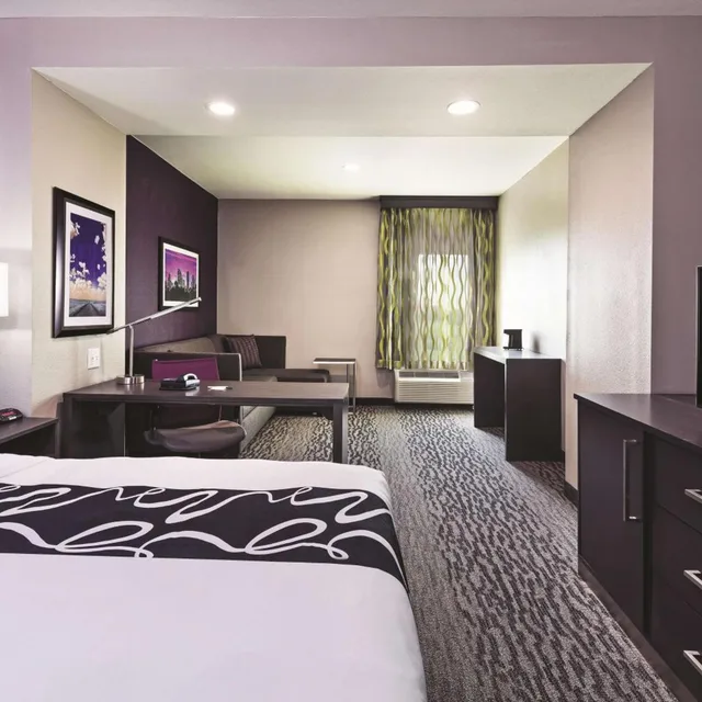 غرفة بسرير كينج بحوض استحمام لذوي الإعاقة، La Quinta Inn & Suites by Wyndham College Station South 2/5
