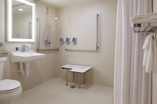 غرفة بسرير كوين، Four Points by Sheraton Windsor Downtown 1/4