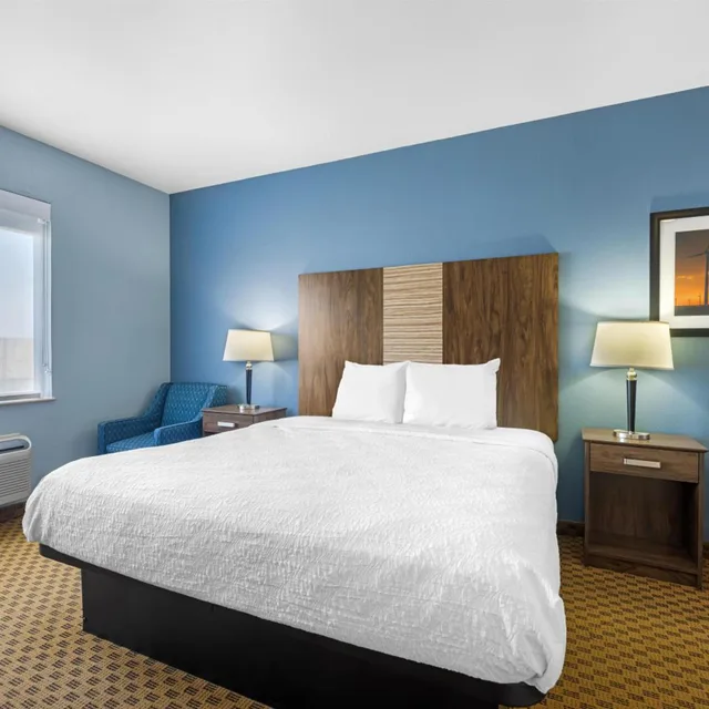 غرفة بسرير كينج بجاكوزي، Best Western South Plains Inn & Suites 2/9